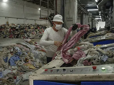 Kala Pakaian Bekas Disulap Jadi Baju Branded di China