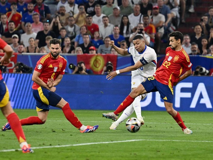 Soccer Football - Euro 2024 - Semi Final - Spain v France - Munich Football Arena, Munich, Germany - July 9, 2024 
France's Aurelien Tchouameni, Mike Maignan, Jules Kounde and Dayot Upamecano look dejected after the match REUTERS/Michaela Stache
