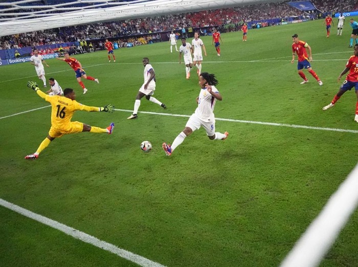 Soccer Football - Euro 2024 - Semi Final - Spain v France - Munich Football Arena, Munich, Germany - July 9, 2024 
France's Aurelien Tchouameni, Mike Maignan, Jules Kounde and Dayot Upamecano look dejected after the match REUTERS/Michaela Stache
