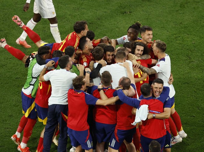 Soccer Football - Euro 2024 - Semi Final - Spain v France - Munich Football Arena, Munich, Germany - July 9, 2024 
France's Aurelien Tchouameni, Mike Maignan, Jules Kounde and Dayot Upamecano look dejected after the match REUTERS/Michaela Stache