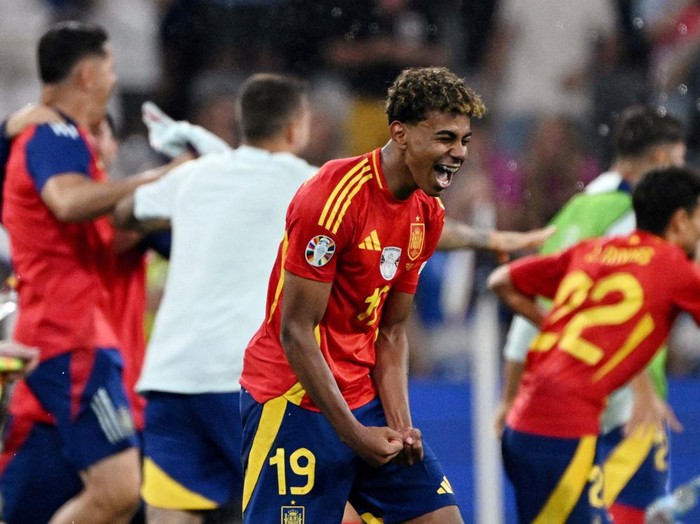 Soccer Football - Euro 2024 - Semi Final - Spain v France - Munich Football Arena, Munich, Germany - July 9, 2024 
France's Aurelien Tchouameni, Mike Maignan, Jules Kounde and Dayot Upamecano look dejected after the match REUTERS/Michaela Stache