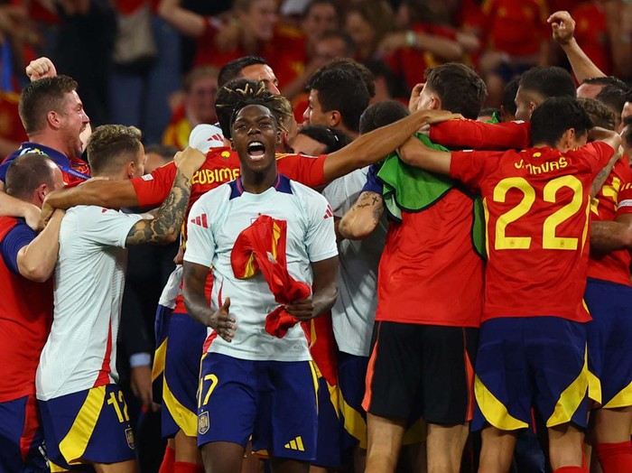 Soccer Football - Euro 2024 - Semi Final - Spain v France - Munich Football Arena, Munich, Germany - July 9, 2024 
France's Aurelien Tchouameni, Mike Maignan, Jules Kounde and Dayot Upamecano look dejected after the match REUTERS/Michaela Stache