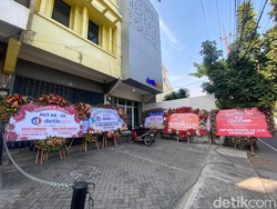 Puluhan Karangan Bunga Semarakkan HUT detikcom ke-26 di Jatim