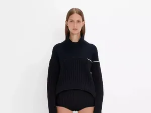 Victoria Beckham Rilis Kaus Kaki dari Sutra, Harganya Rp 3,1 Juta