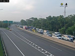 Macet 2,5 Km Arah Jakarta Imbas Tabrakan Beruntun di Tol Cipularang