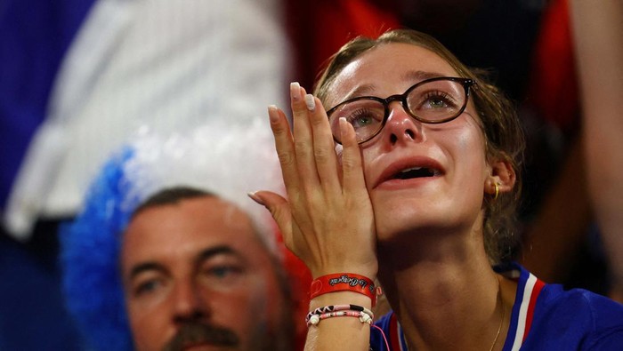 Kekalahan Prancis Hadirkan Tangisan Pendukungnya Soccer Football - Euro 2024 - Semi Final - Spain v France - Munich Football Arena, Munich, Germany - July 9, 2024
France fans look dejected after the match REUTERS/Lisi Niesner