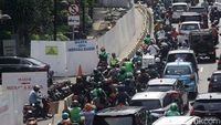 Kemacetan Terdampak Proyek Revitalisasi Trotoar Jalan Rasuna Said Jakarta