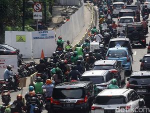 Kemacetan Terdampak Proyek Revitalisasi Trotoar Jalan Rasuna Said Jakarta