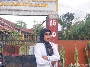 Ahli Waris Segel Sekolah di Lombok, Siswa Belajar di Pinggir Jalan Ahli Waris Segel Sekolah di Lombok, Siswa Belajar di Pinggir Jalan