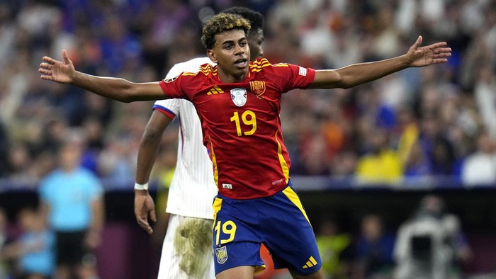 Spains Lamine Yamal reacts during a semifinal match between Spain and France at the Euro 2024 soccer tournament in Munich, Germany, Tuesday, July 9, 2024. Left Spains Rodri. (AP Photo/Hassan Ammar)