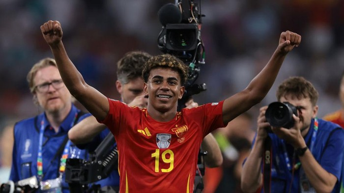 MUNICH, GERMANY - JULY 09: Lamine Yamal of Spain celebrates the 2-1 victory and passage to the final following the final whistle of the UEFA EURO 2024 semi-final match between Spain v France at Munich Football Arena on July 09, 2024 in Munich, Germany. (Photo by Jonathan Moscrop/Getty Images)