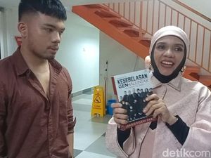 Ibu Gen Sedih Ingat Keluarga Tak Hadiri Pernikahan Atta-Aurel Hermansyah Ibu Gen Sedih Ingat Keluarga Tak Hadiri Pernikahan Atta-Aurel Hermansyah