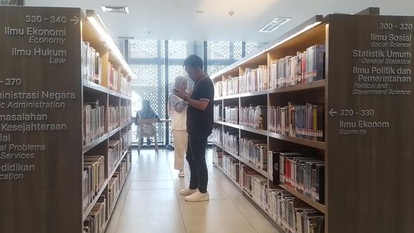 Potret Gen Z Asyik Nge-date di Perpustakaan Jakarta