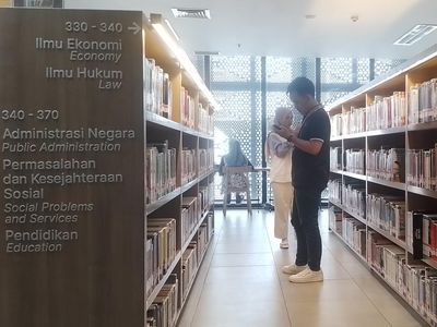 Potret Gen Z Asyik Nge-date di Perpustakaan Jakarta
