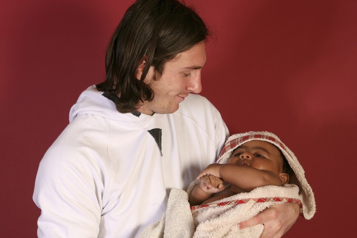 Messi saat dulu mandikan Lamine Yamal saat bayi di tahun 2007 (AP/Joan Monfort)