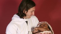 Barcelona dan UNICEF bekerja sama dalam acara amal tahunan dengan membuat kalender di tahun 2007. Lionel Messi saat itu berusia 20 tahun, berpose dengan Lamine Yamal yang masih berusia beberapa bulan (AP)