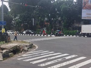 Ayla yang Ditabrak Fortuner Terobos Lampu Merah untuk Putar Balik