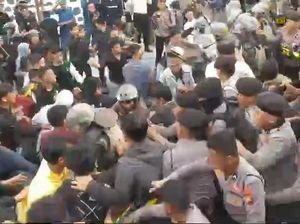 Unjuk Rasa Mahasiswa di Depan Kantor Gubernur Sulbar Ricuh, 2 Orang Luka