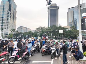 Massa Gelar Aksi Depan Monas, Jl Medan Merdeka Barat Ditutup