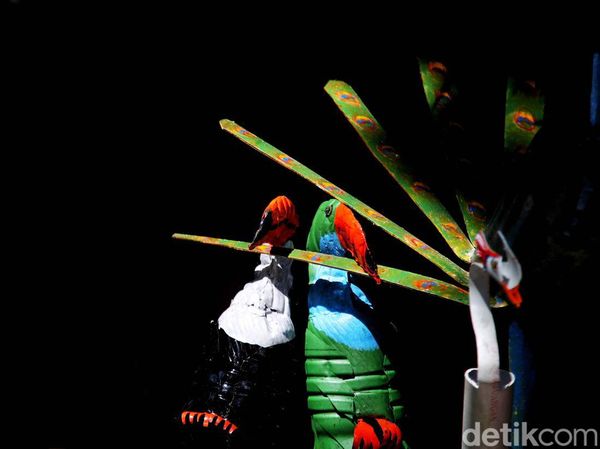 Menyulap Sampah Botol Plastik Jadi Patung Burung