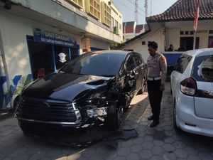 Diduga Mabuk, Pemobil Tabrak Lari Taksi Online Parkir Dekat Masjid Syuhada