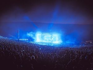 Kebakaran Hutan, Konser Odesza Berhenti-Penonton Dievakuasi