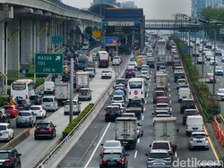 Lalin Tol Dalam Kota Padat di Cawang Arah Kuningan Pagi ini