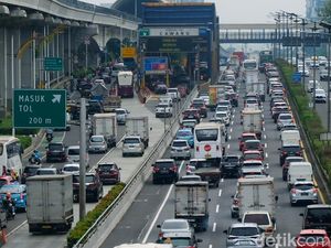Jelang Siang, Tol Dalam Kota Cawang Arah Kuningan Masih Padat