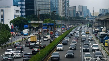 Penampakan Macet Panjang di Tol Dalam Kota Cawang Arah Kuningan