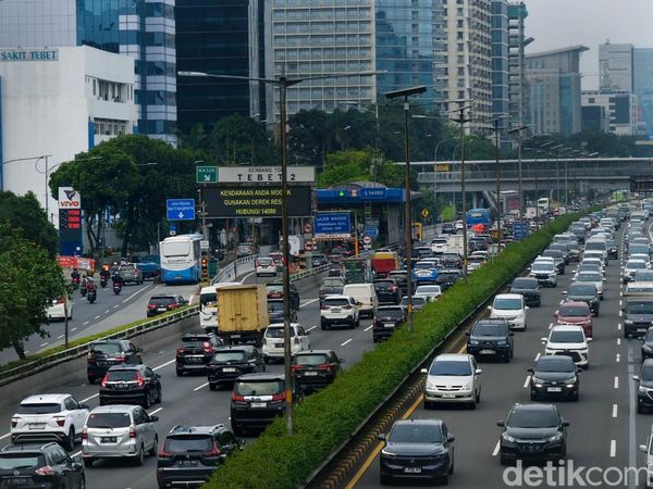 Penampakan Macet Panjang di Tol Dalam Kota Cawang Arah Kuningan