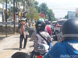 Pengamen Bertopeng Badut Resahkan Warga Kota Cirebon Pengamen Bertopeng Badut Resahkan Warga Kota Cirebon