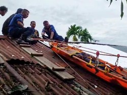 Damkar Jambi Bantu Evakuasi Pria Kena Stroke Saat Perbaiki Atap Rumah