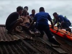 Momen Dramatis Damkar Evakuasi Pria Kena Stroke saat Perbaiki Atap Rumah