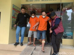 Potret Bang Jago Perampas Ponsel di Warteg Berbaju Tahanan dan Jalan Dipapah