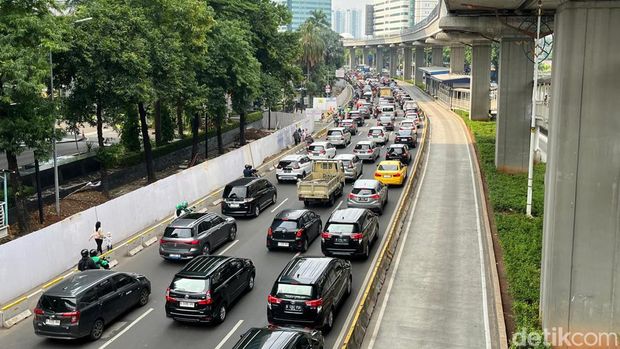 Proyek galian saluran air dan kabel di Jalan HR Rasuna Said, Jakarta Selatan (Jaksel), memicu kemacetan (Anggi M/detikcom)