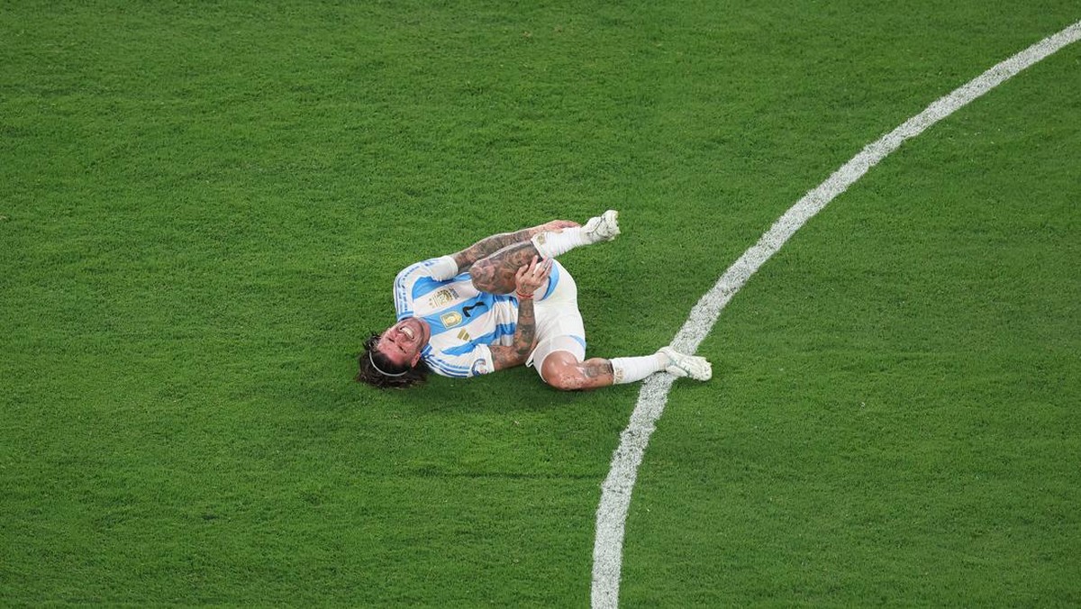 Rodrigo De Paul diving di laga Argentina vs Kanada. (Foto: Getty Images/Al Bello)