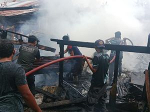 Rumah Warga di Bulukumba Terbakar, Motor Ikut Hangus Dilalap Api Rumah Warga di Bulukumba Terbakar, Motor Ikut Hangus Dilalap Api