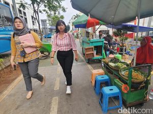 Semrawut! PKL Berjualan di Trotoar Kota Tua Jakarta Semrawut! PKL Berjualan di Trotoar Kota Tua Jakarta