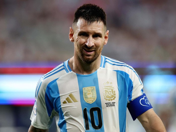 Soccer Football - Copa America 2024 - Semi Final - Argentina v Canada - MetLife Stadium, East Rutherford, New Jersey, United States - July 9, 2024
Argentina players celebrate after the match with fans REUTERS/Agustin Marcarian