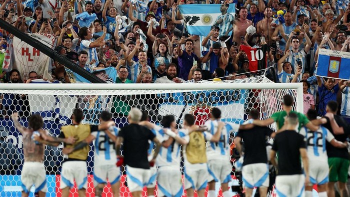 Soccer Football - Copa America 2024 - Semi Final - Argentina v Canada - MetLife Stadium, East Rutherford, New Jersey, United States - July 9, 2024
Argentina players celebrate after the match with fans REUTERS/Agustin Marcarian