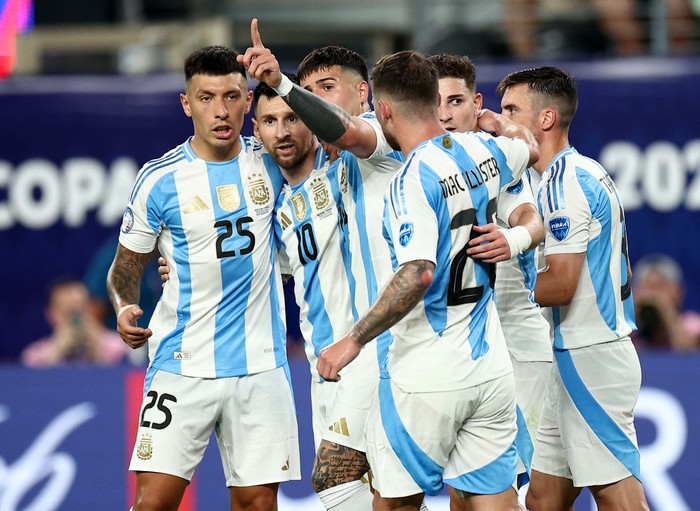 Soccer Football - Copa America 2024 - Semi Final - Argentina v Canada - MetLife Stadium, East Rutherford, New Jersey, United States - July 9, 2024
Argentina players celebrate after the match with fans REUTERS/Agustin Marcarian