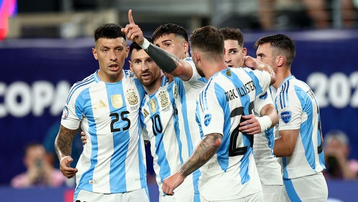 Soccer Football - Copa America 2024 - Semi Final - Argentina v Canada - MetLife Stadium, East Rutherford, New Jersey, United States - July 9, 2024
Argentina players celebrate after the match with fans REUTERS/Agustin Marcarian