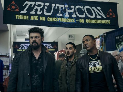 Karl Urban, Tomer Capone, dan Laz Alonso dalam episode Life Among the Septics The Boys season 4 (2024). (Prime Video/Jan Thijs via IMDb)