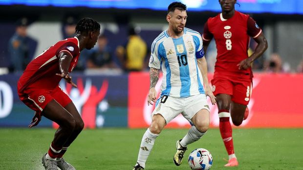 Soccer Football - Copa America 2024 - Semi Final - Argentina v Canada - MetLife Stadium, East Rutherford, New Jersey, United States - July 9, 2024 Argentina's Lionel Messi in action with Canada's Moise Bombito REUTERS/Agustin Marcarian
