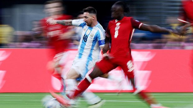 Soccer Football - Copa America 2024 - Semi Final - Argentina v Canada - MetLife Stadium, East Rutherford, New Jersey, United States - July 9, 2024 Argentina's Lionel Messi in action with Canada's Cyle Larin REUTERS/Agustin Marcarian