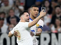 Raut Wajah Tak Senang Mbappe Ketika Diminta Penyusup Lapangan Selfie