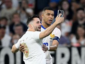 Raut Wajah Tak Senang Mbappe Ketika Diminta Penyusup Lapangan Selfie