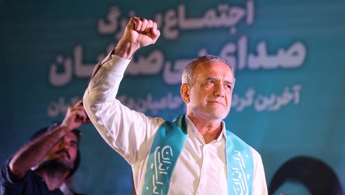 Sosok Presiden Terpilih Iran Masoud Pezeshkian Irans President-elect Masoud Pezeshkian gestures during a gathering with his supporters at the shrine of Irans late leader Ayatollah Ruhollah Khomeini, in south of Tehran, Iran July 6, 2024. Majid Asgaripour/WANA (West Asia News Agency) via REUTERS ATTENTION EDITORS - THIS PICTURE WAS PROVIDED BY A THIRD PARTY
