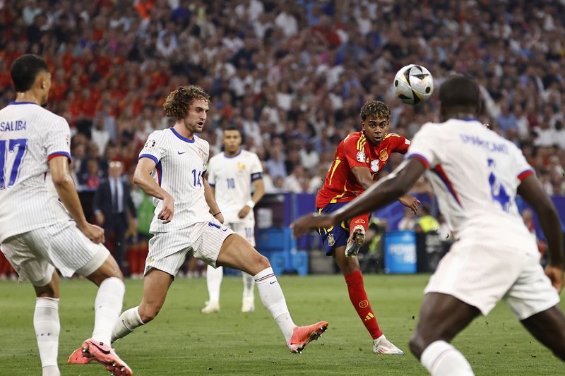 MUNICH - (l-r) William Saliba of France, Adrien Rabiot of France, Lamine Yamal of Spain scores 1-1 during the UEFA EURO 2024 semi-final match between Spain and France at the Munich Football Arena on July 9, 2024 in Munich, Germany. ANP | Hollandse Hoogte | Maurice van Steen (Photo by ANP via Getty Images)