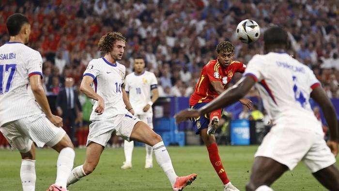 MUNICH - (l-r) William Saliba of France, Adrien Rabiot of France, Lamine Yamal of Spain scores 1-1 during the UEFA EURO 2024 semi-final match between Spain and France at the Munich Football Arena on July 9, 2024 in Munich, Germany. ANP | Hollandse Hoogte | Maurice van Steen (Photo by ANP via Getty Images)